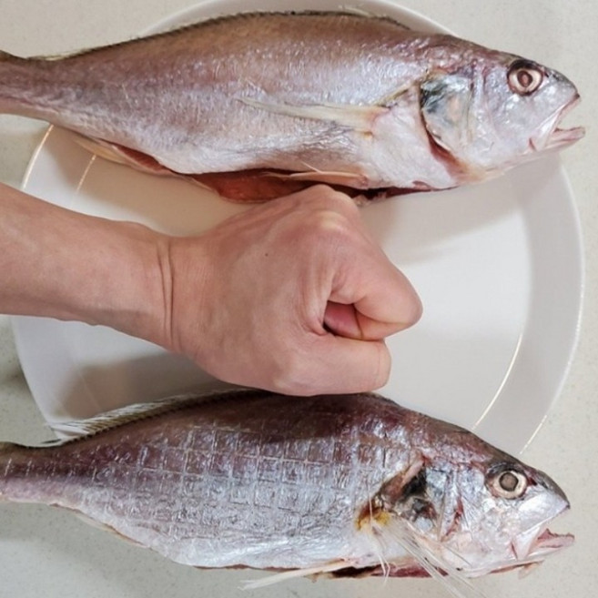 [재구매1위] 깔끔손질 국내산 통영반건조백조기 제수용 가정용, 1박스, 특대 4미 (27~30cm)