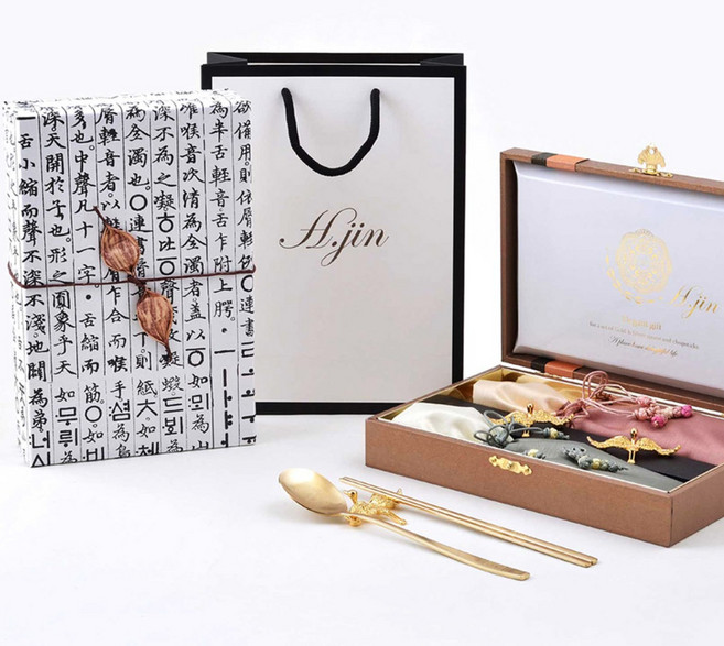 [H.jin NEW비단쌍학 티타늄골드 수저세트] 직원단체선물 동창회기념품 부모님선물 전통 외국인 바이어선물 창립기념일 회사 기업 퇴직 퇴임 결혼식 답례품 결혼선물 가족친척모임, 금빛, 1세트, 2인구성