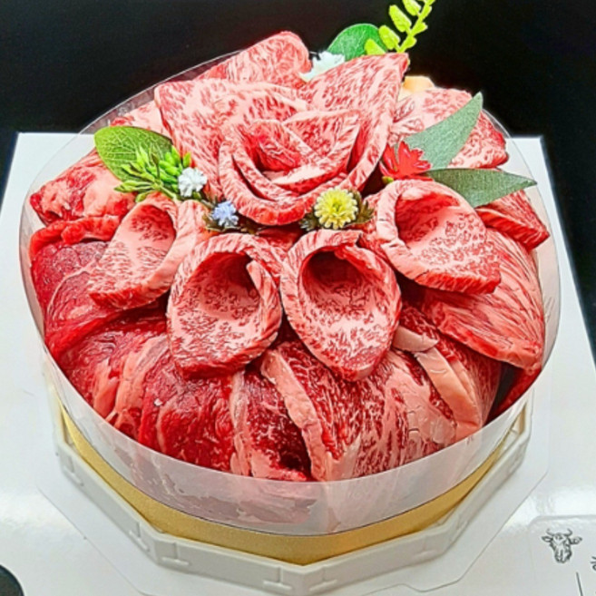 하루정육] 투뿔 한우케이크 1400g 모듬구이세트_선물용 고기케이크(한우1++ BMS7이상), 1세트, 생신토퍼+기본상자