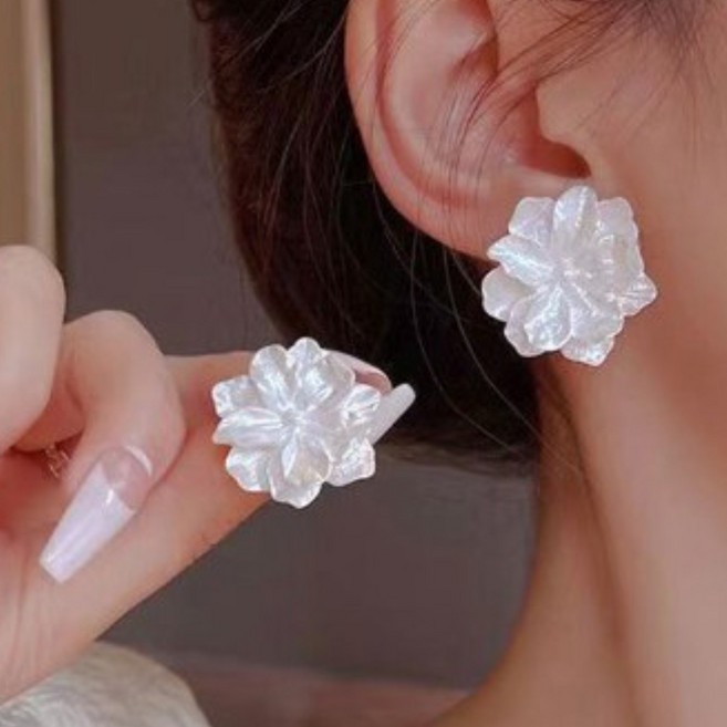 더무드민 하얀 꽃 은침 귀걸이 (미니케이스)