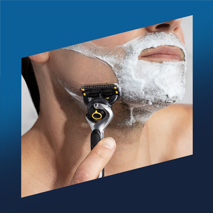 질레트 프로쉴드 옐로우 파워 면도기 핸들 + 면도날 4입 세트 - 핸들 디테일 컷