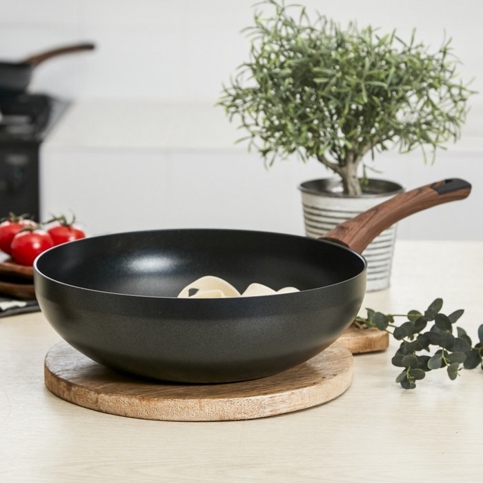 실바트 까리노 인덕션 궁중팬, 28cm 후기 분석 - 제품 뒷면 로고