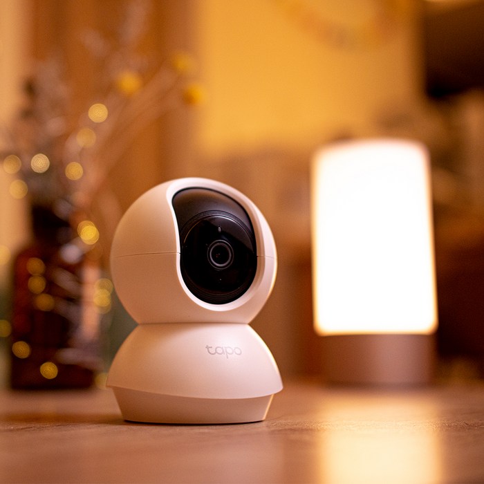 타포 360도 회전형 FHD 화질 스마트 Wi-Fi 홈 CCTV 실내용, Tapo C200C 후기 분석 - 제품 측면 카메라 렌즈 확대