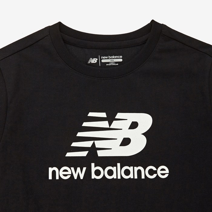 뉴발란스키즈 NK9BFB398U ESSENTIAL 긴팔 티셔츠 2종 세트 후기 분석 - 제품 로고 확대 이미지