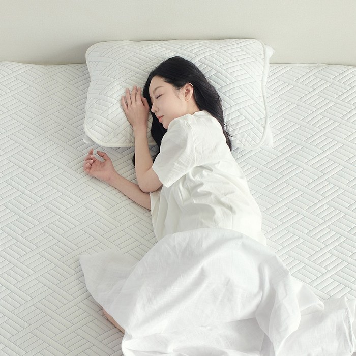 곰표쿨베어 국내생산 프리즌 여름 차가운 냉감패드 고정밴드 쿨매트, 화이트 후기 분석 - 쾌적한 수면 상태 시뮬레이션