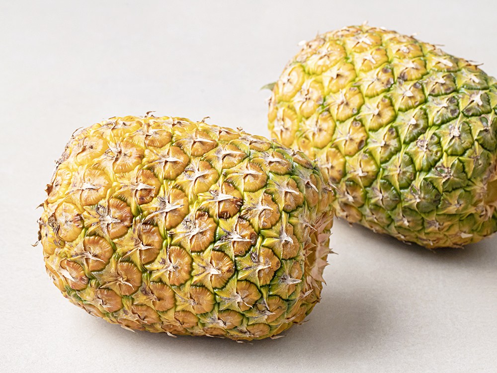 Sin Set Gyepudeu Keuraunreseu Direokseu Pineapple Teukdae 2 Whole , 1 Pack , 3 kg (신세계푸드 크라운레스 디럭스 파인애플 특대 2통, 1개, 3kg)