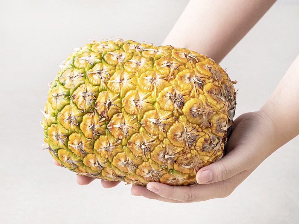 Sin Set Gyepudeu Keuraunreseu Direokseu Pineapple Teukdae 2 Whole , 1 Pack , 3 kg (신세계푸드 크라운레스 디럭스 파인애플 특대 2통, 1개, 3kg)