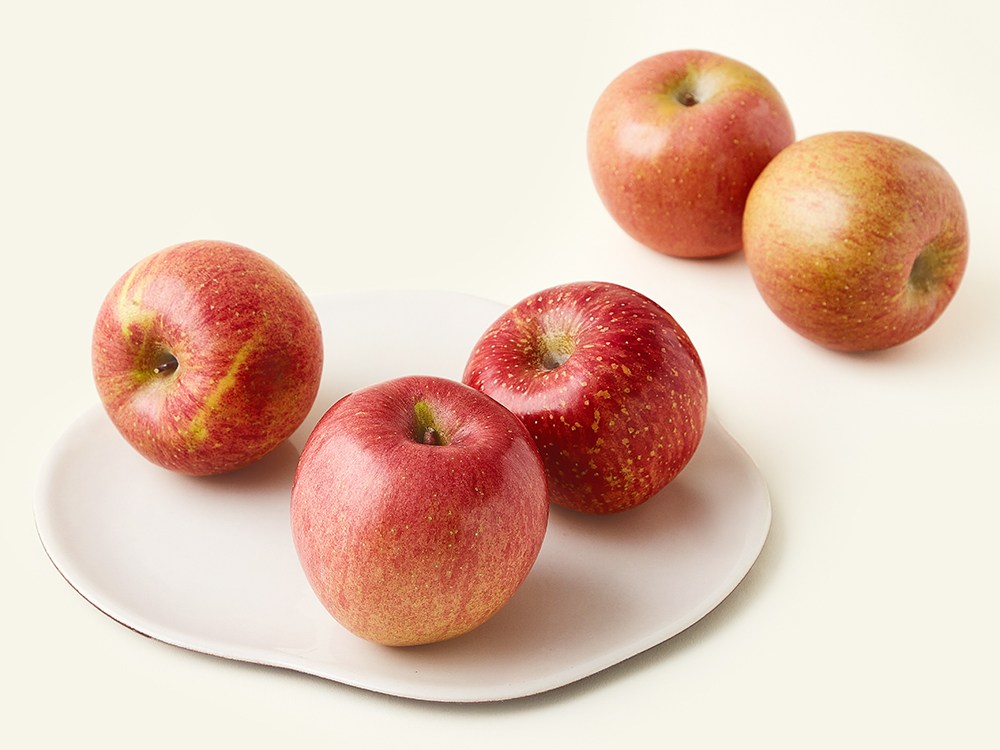 Mungyeong Nonghyup High Sweetness Dalkom Apple Jung 5~6 Pack , 1 Pack , 1.3 kg (문경농협 고당도 달콤사과 중과 5~6입, 1개, 1.3kg)