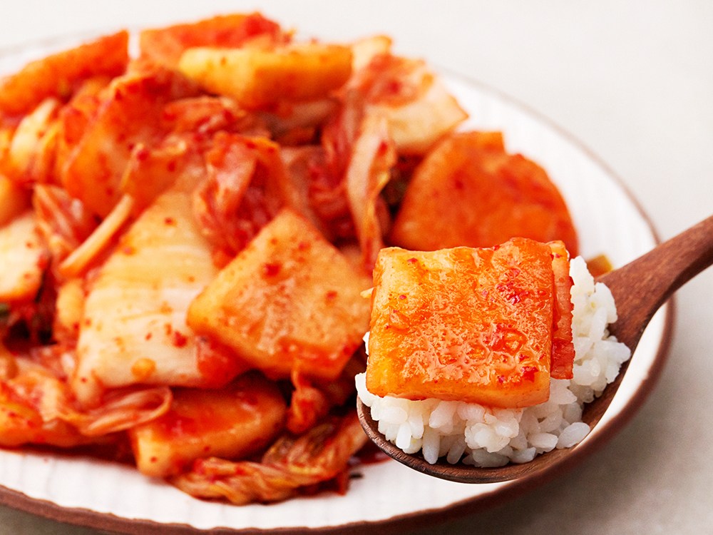 Pulmuone Toktok Sseoleodameun Mu & Pear Chu Kimchi , 900 g, 1 Pack (풀무원 톡톡 썰어담은 무 & 배추김치, 900g, 1개)