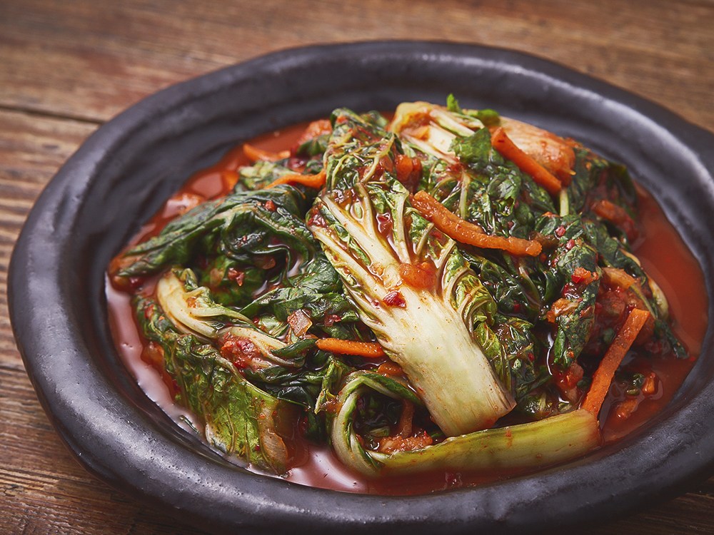 Mosan Kimchi Gatdamgeun Siwon Bori Eolgal Kimchi , 1.5 kg, 1 Pack (모산김치 갓담근 시원한 보리 얼갈이 김치, 1.5kg, 1개)