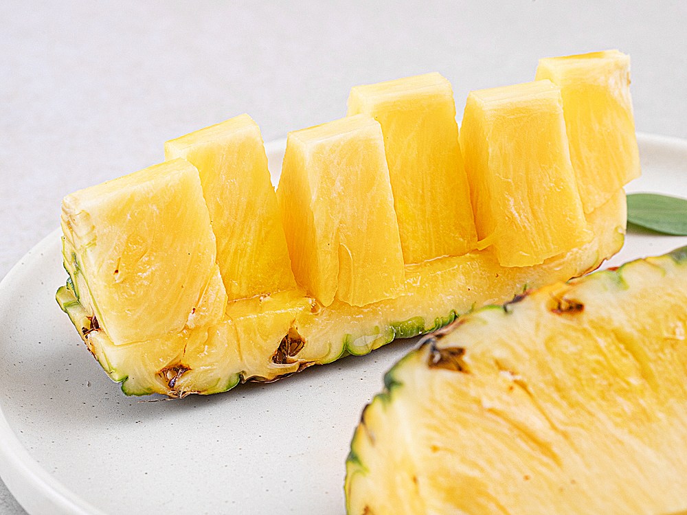 Sin Set Gyepudeu Direokseu Pineapple Teuk , 1.6 kg Naeoe , 1 Pack (신세계푸드 디럭스 파인애플 특, 1.6kg 내외, 1개)