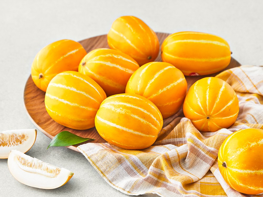 Seongju Sweetness Seonbyeol Kkoma Korean Melon 10~16 Pack , 2 kg(10~16 Pack ), 1 Pack (성주 당도선별 꼬마참외 10~16입, 2kg(10~16입), 1개)