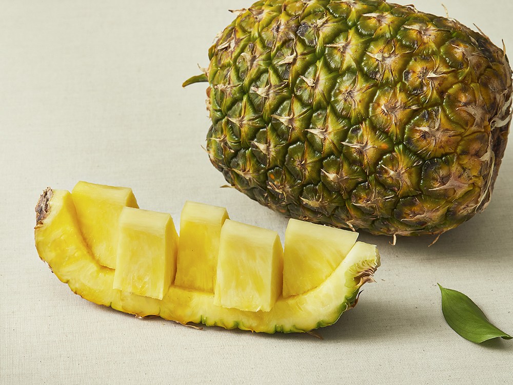 Sin Set Gyepudeu Keuraunriseu Direokseu Pineapple , 1 Pack , 1.6 kg (신세계푸드 크라운리스 디럭스 파인애플, 1개, 1.6kg)
