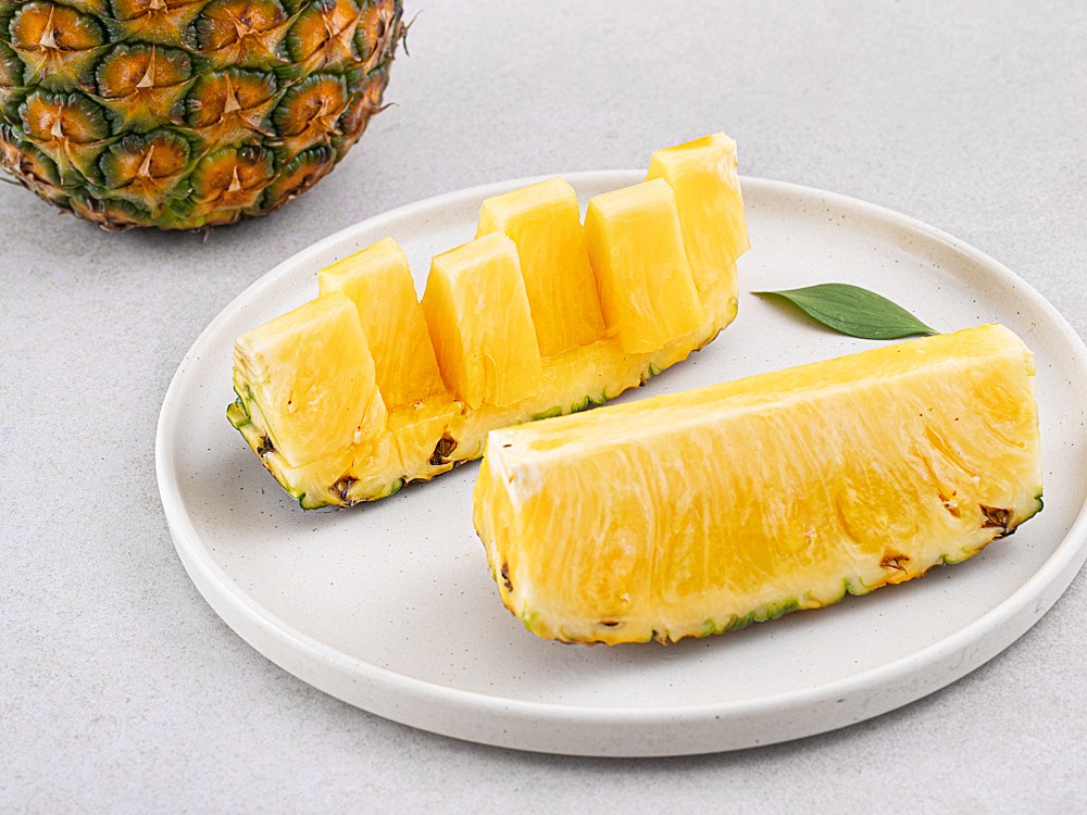 Sin Set Gyepudeu Direokseu Pineapple Teuk , 1.6 kg Naeoe , 1 Pack (신세계푸드 디럭스 파인애플 특, 1.6kg 내외, 1개)