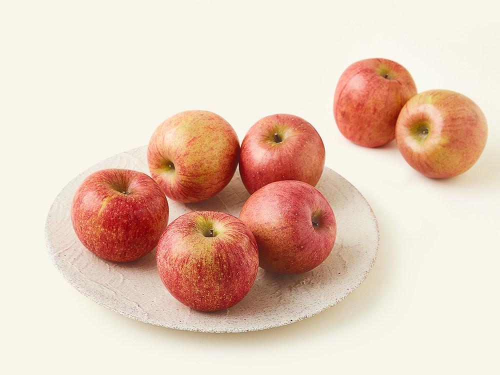Mungyeong Nonghyup Sweetness Seonbyeol Crunchy Apple So 6~8 Pack , 1 Pack , 1.3 kg (문경농협 당도선별 아삭사과 소과 6~8입, 1개, 1.3kg)
