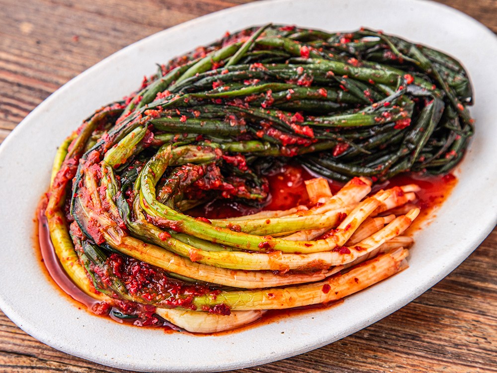Inu Deo Flavor Na Pa Kimchi (인우 더맛나 파김치)