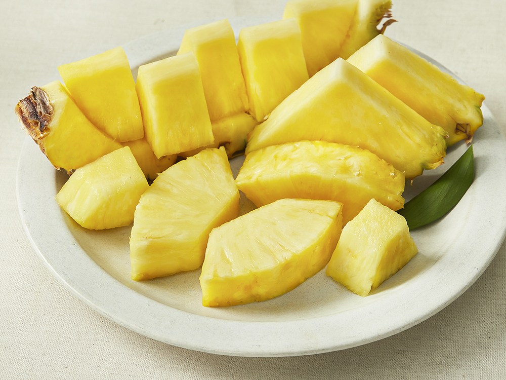 Sin Set Gyepudeu Keuraunriseu Direokseu Pineapple , 1 Pack , 1.6 kg (신세계푸드 크라운리스 디럭스 파인애플, 1개, 1.6kg)
